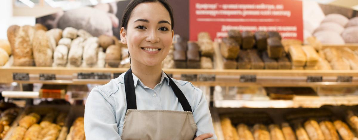 Une employée de libre service