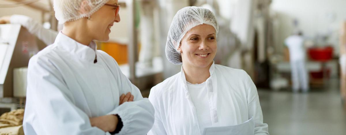 Deux employés du secteur de l'Industrie