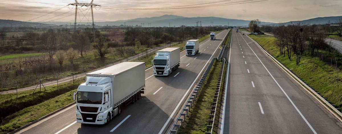 Des conducteurs poids lourd sur une route à double sens de ciruclation